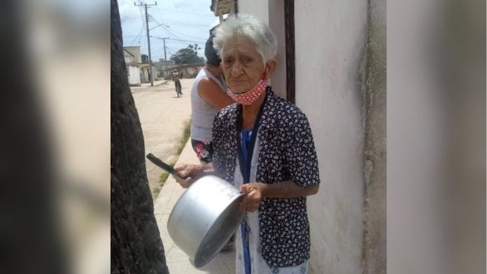 Esta abuela cubana se volvió viral en las protestas en Cuba: 