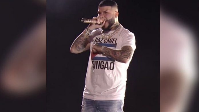 Univisión explica por qué censuró anoche a Farruko cuando subió al escenario de Premios Juventud con un pullover que decía 'Díaz-Canel Singao'