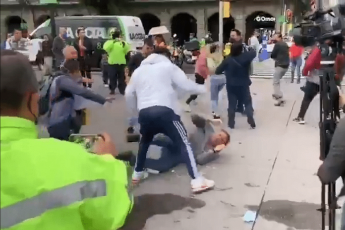 Cubanos se enfrenta a golpes con mexicanos en el la plaza del Zócalo de México cuando se manifestaban apoyando las protestas en Cuba