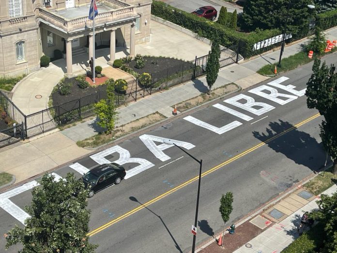 Cuba Libre: el mensaje escrito frente a la Embajada cubana en Washington DC
