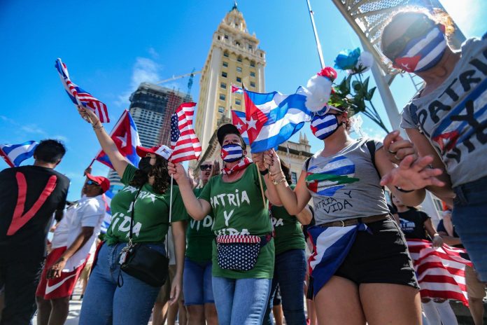 Cientos de cubanos reclamaron libertad para Cuba frente a la Freedom Tower de Miami