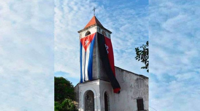 Iglesia de Santa Clara denuncia que el Gobierno cubano les obligó a colocar una bandera del 26 de Julio en su campanario