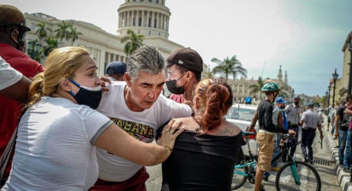 Violento enfrentamiento entre el pueblo y la policía frente al Capitolio de La Habana termina con decenas de personas arrestadas