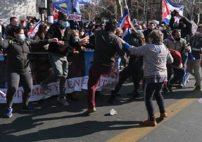 Se arma la bronca entre cubanos a favor y en contra del Gobierno que se manifestaban frente a la Embajada de Cuba en Chile