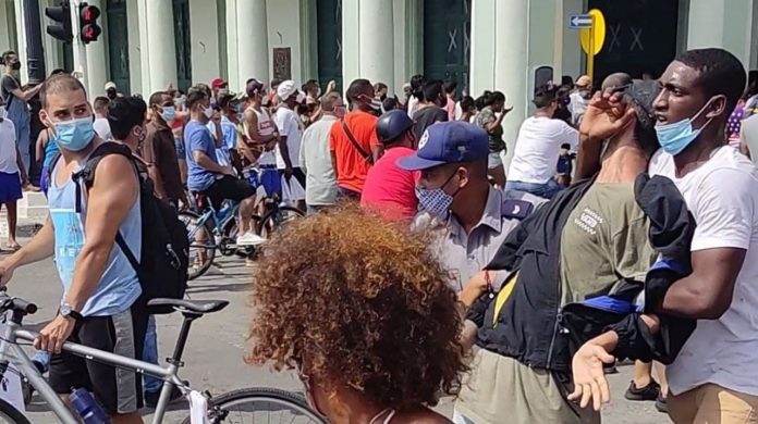 Gobierno cubano arresta a decenas de conocidos influencers y youtubers, y abre una guerra campal contra las redes sociales