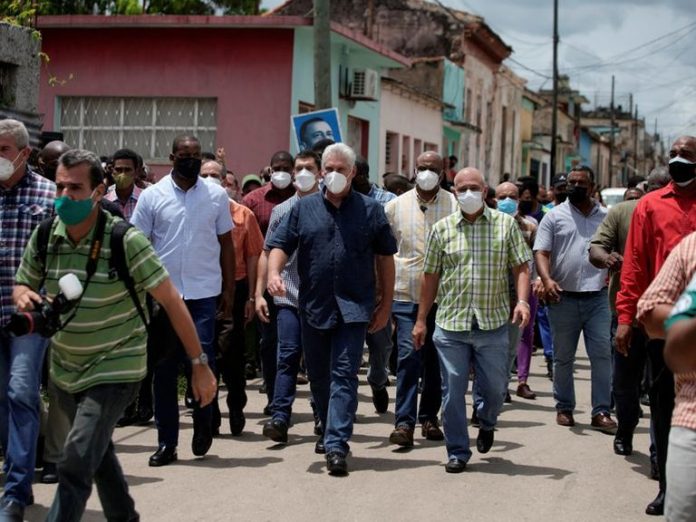 Díaz-Canel visitó San Antonio de los Baños para intentar aplacar la protesta popular y lo hizo rodeado de cientos de boinas negras repartiendo golpes