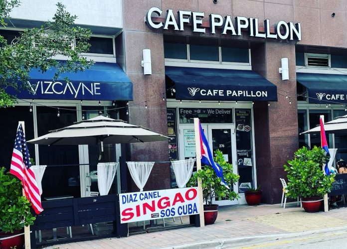 Restaurante cubano en Miami en problemas por colocar en su fachada un gran cartel con la frase 