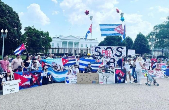 Cientos de cubanos se plantan frente a la Casa Blanca con gritos de 
