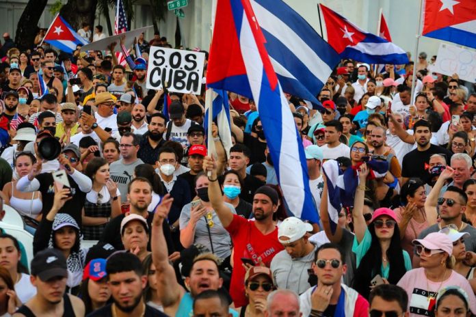 Exiliados cubanos en Miami piden al presidente Joe Biden no repetir el error de Kennedy y que ordene una intervención militar humanitaria en Cuba