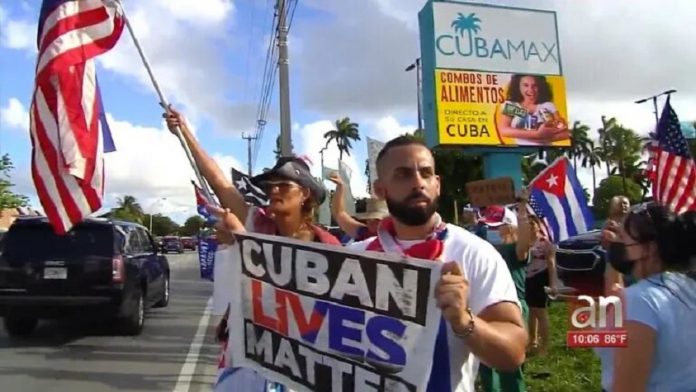 Exiliados cubanos protestan frente a la sede central de la agencia CubaMax Travel en Hialeah, pero sus dueños insisten en no tener relación con Díaz-Canel