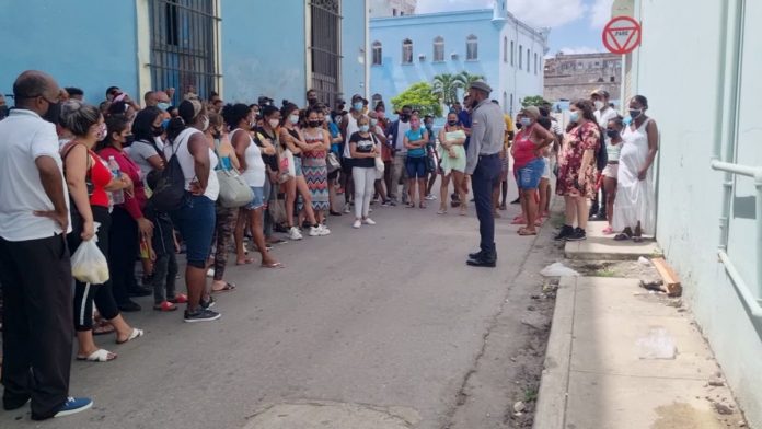 La pandemia no da tregua en medio de la crisis que vive Cuba, que hoy reportó 62 fallecidos y 6279 nuevos casos positivos a la COVID-19