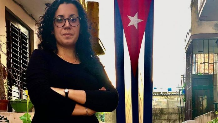 Periodista cubana que cubrió las protestas en La Habana para la prensa española es arrestada y acusada de 