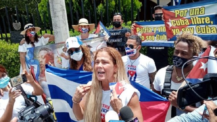Vedette Niurka Marcos se suma a las manifestaciones en México frente a los consulados cubanos para pedir libertad para Cuba