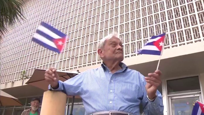 Exiliados cubanos que dejaron Cuba siendo niños dicen que llevan esperando toda una vida para volver a su tierra