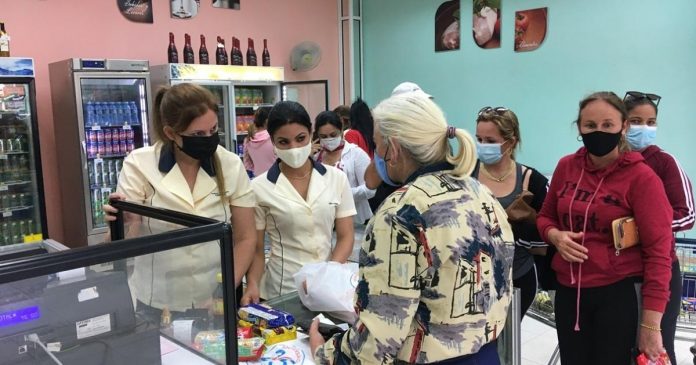 Además de las colas y la escasez, los cubanos tienen que sufrir la falta de conexión a la hora de pagar en las tiendas en dólares