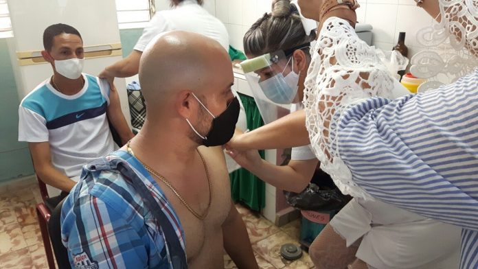 Comienza “vacunación” masiva contra la COVID-19 en prisiones cubanas