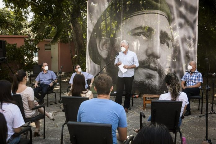 Díaz-Canel pregunta a jóvenes estudiantes si Cuba mejoraría 