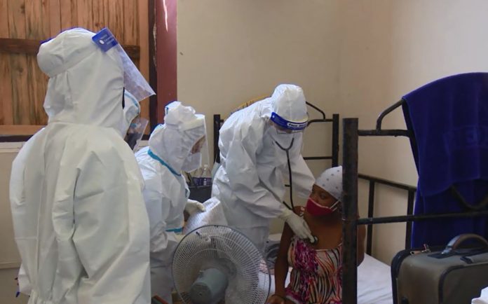Gobierno cubano dice que la población se queja más por el maltrato de los médicos en los hospitales que por la falta de medicamentos para tratar a pacientes con COVID-19