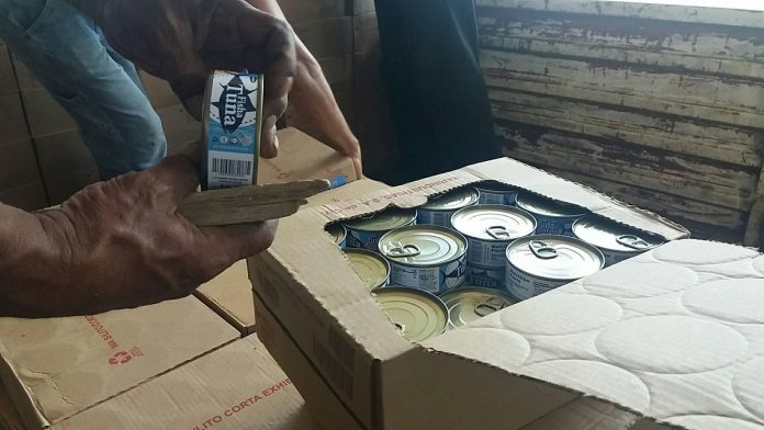 En Las Tunas, el Gobierno cubano entrega dos pequeñas laticas de atún en agua para cinco personas por núcleo familiar en las bodegas