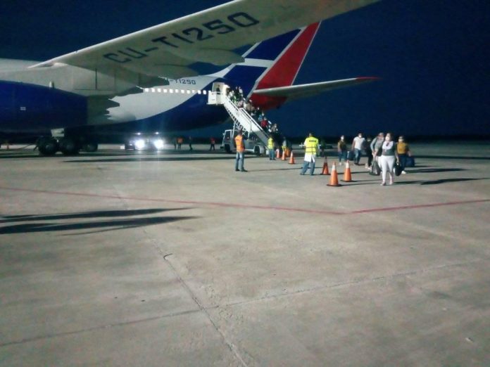 Gobierno cubano trae de urgencia a cientos de médicos que cumplían misión en Venezuela y Panamá ante el colapso de los hospitales en la isla por coronavirus