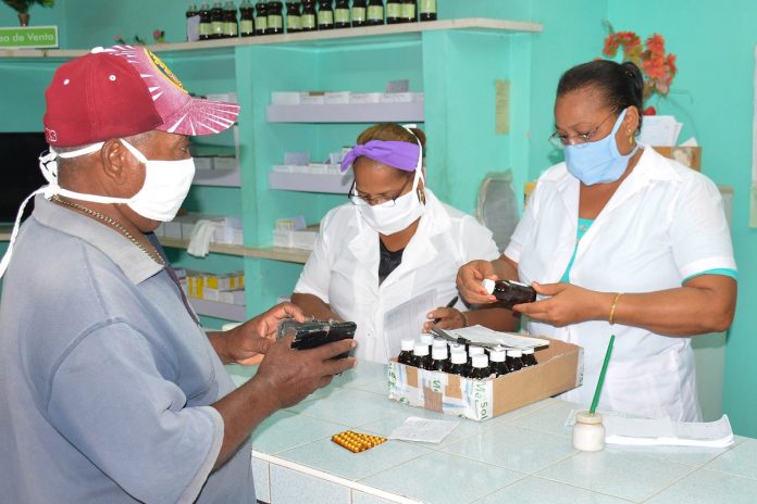 Cuba recibe materias primas para reanudar la producción de antibióticos en sus fábricas, pero el Gobierno advierte que 