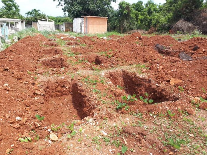 Abren fosas comunes en el cementerio de Madruga, en la provincia de Mayabeque, para poder enterrar a los fallecidos por COVID-19 en ese poblado