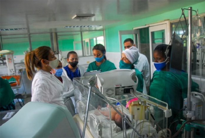 Cuba baja nuevamente el pico de contagios por COVID-19 por segundo tercer día consecutivo, reportando hoy 6277 nuevos casos positivos y 77 fallecidos por la enfermedad