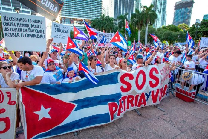 Miles de cubanos se reunieron ayer en Miami para pedir por la libertad de Cuba