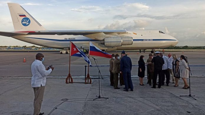 Llega a Cuba otro avión procedente de Rusia con más de 40 toneladas de ayuda humanitaria, consistente en latas de carne en conserva, aceite de girasol y harina de trigo