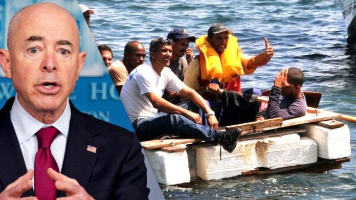Alejandro Mayorkas, el cubano que dirige el Departamento de Seguridad Nacional de Estados Unidos, vuelve a pedir a los cubanos que no traten de escapar de la Isla en balsas