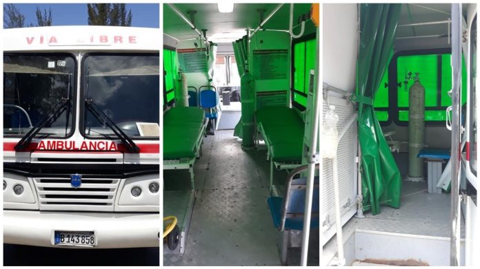 Convierten en Cuba ómnibus públicos en ambulancias para transportar varios pacientes con COVID-19 a los hospitales ante la falta de medios de transporte especializados