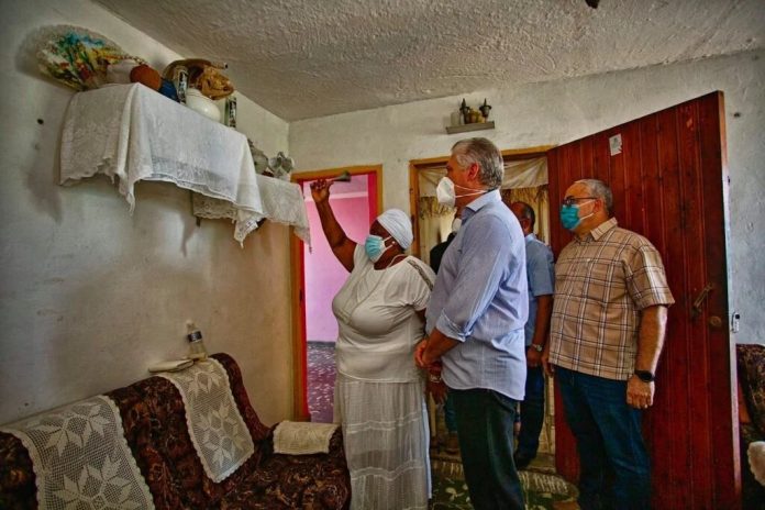 Cuando un presidente coge a los santos pa´ sus cosas tratando de resolver