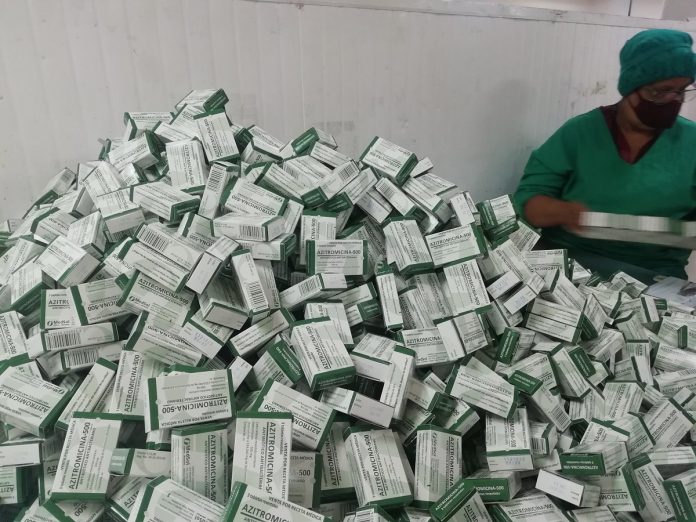 Gobierno cubano asegura que se ha reiniciado la producción de azitromicina en la industria nacional, pero advierten que solo estará disponible en los hospitales