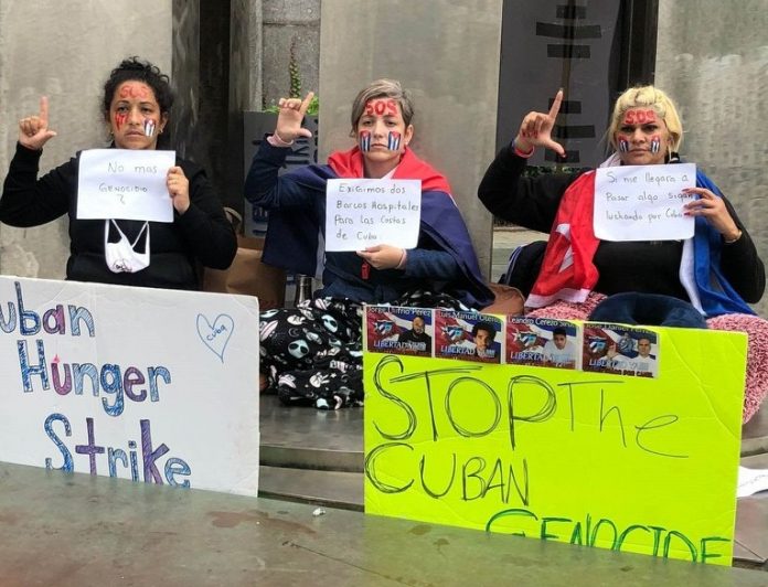 Cubanas se plantan en huelga de hambre ante la sede de la ONU para exigir que atiendan la situación que vive Cuba en estos momentos