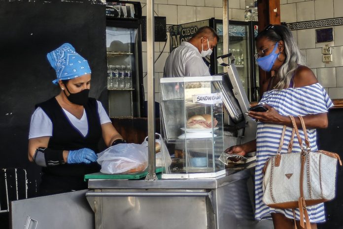 Ola de inspecciones a puntos de venta estatales en La Habana deja un montón de multas de 8000 pesos cubanos por violaciones de precios