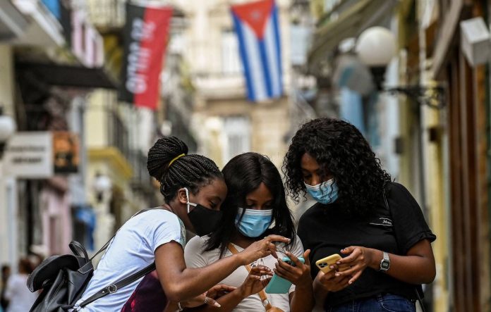 Cierran de portazo con una nueva ley en Cuba cualquier posibilidad a compañías privadas que deseen ofrecer servicios de Internet y telefonía en Cuba, dejando claro que todo lo manejará el Gobierno