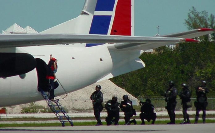 Cubano que secuestró un avión hace 18 años en Cuba para huir con su familia hacia Estados Unidos podría estar a punto de ser repatriado a la isla tras cumplir condena en prisión