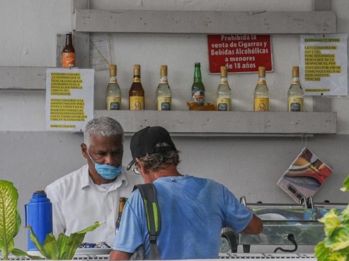 Cuba pone duras trabas a todos los que quieran tener una empresa privada en la isla, desde ser residente permanente en la isla hasta excluir a formar parte de ellas a funcionarios del Gobierno