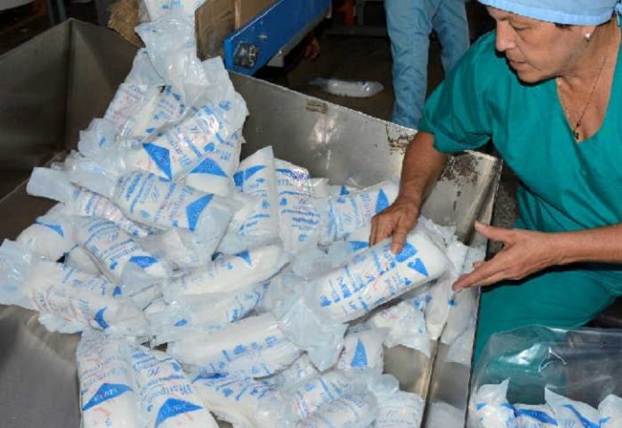 Las cubanas están sin almohadillas sanitarias mientras casi medio millón de paquetes están tirados en un almacén porque el Gobierno dice que no tiene transporte para repartirlos