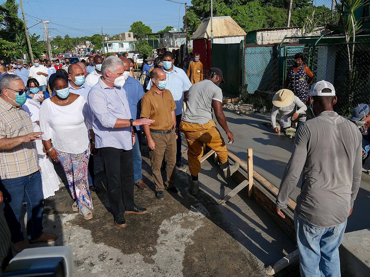 Díaz-Canel visita el barrio marginal de La Güinera, en La Habana, y "casualmente" asfaltan sus calles, reparan aceras, reconstruyen y legalizan viviendas