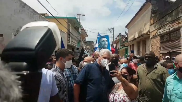 Díaz-Canel sigue caminando por los barrios donde se dieron las protestas del 11 de julio, pero nada de visitar alguno de los hospitales colapsados por coronavirus en Cuba