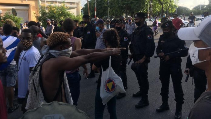 Organizaciones del exilio cubano en Miami piden a los militares de cualquier rango en Cuba que se pongan del lado del 