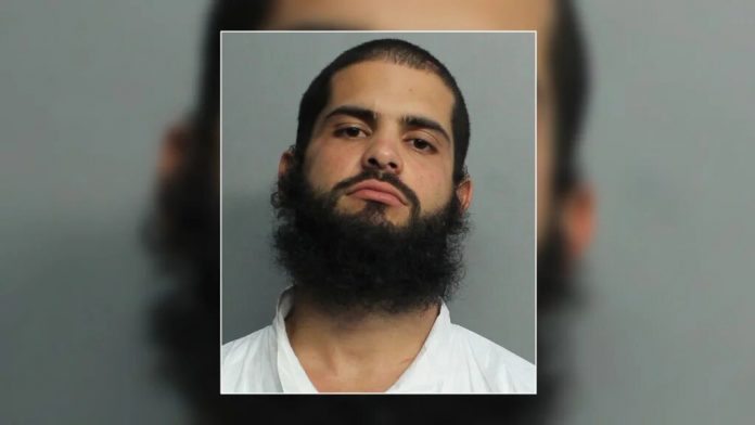 Un joven cubano de 24 nfrenta cargos criminales luego de ser acusado de matar a su padre a puñaladas e herir a su madre gravemente, después de que una discusión doméstica se convirtiera en un doble apuñalamiento en una casa en el suroeste de Miami-Dade el domingo, dijeron las autoridades. Los oficiales de policía de Miami-Dade respondieron a la casa el sábado por la noche, tras recibir informes de una persona con un cuchillo y gritando en Southwest 16th Street, entre las avenidas Southwest 72nd y 73rd, en el vecindario Coral Terrace. Según el formulario de arresto, cuando llegaron los agentes escucharon gritos y encontraron a Marlon Herrera atacando a su madre, Odalys Herrera. El acusado fue arrestado por cargos de asesinato en segundo grado e intento de asesinato en segundo grado, dijeron funcionarios de la policía de Miami-Dade. Según un informe de arresto, los agentes acudieron a la casa después de recibir informes de una persona con un cuchillo y gritando. Los oficiales entraron a la fuerza a la casa y encontraron al atacante en horcajadas sobre su madre, que estaba en el piso de la cocina y tenía múltiples puñaladas y un cuchillo clavado en la espalda, mientras su padre, Ángel Herrera, estaba en la sala, rodeado de un gran charco de sangre. El padre de Herrera fue trasladado a un hospital cercano donde fue declarado muerto. Su madre fue llevada al Ryder Trauma Center del Jackson Memorial Hospital, donde estaba siendo operada y en estado crítico. Según el informe, el padre de Herrera había llamado al 911 y se había guardado el teléfono en el bolsillo, y el altercado y los gritos de una mujer se podían escuchar a través de la línea abierta. https://youtu.be/6oc8YnnNlTY Los detectives arrestaron a Marlon Herrera y fue fichado en el Centro Correccional Turner Guilford Knight la madrugada del domingo. El lunes, compareció frente a la jueza del Tribunal de Circuito de Miami-Dade, Mindy Glazer. “Te vas a quedar en la cárcel”, le dijo Glazer a Herrera. Un vecino contó a la policía que escuchó a Herrera discutir con sus padres el sábado por la noche. “Era más o menos él, empezó, ya sabes, como gritar y gritar... y tirar cosas. Fue entonces cuando las cosas se intensificaron, y luego llamaron a la policía, y la policía apareció en 5 minutos. Supongo que era demasiado tarde