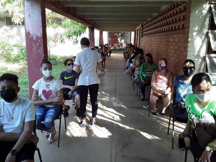 Falta de personal y de organización en las escuelas utilizadas como vacunatorios retrasa la inmunización contra la COVID-19 de niños y jóvenes en Cuba