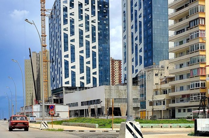 Con los hoteles cerrados y sin apenas turistas, el Gobierno cubano invierte 50 veces más en el turismo que en la salud en la isla