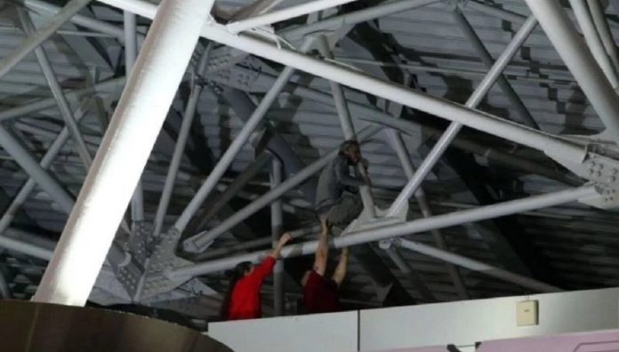 Cubano varado en el aeropuerto de Moscú subió al techo para llamar la atención de las autoridades