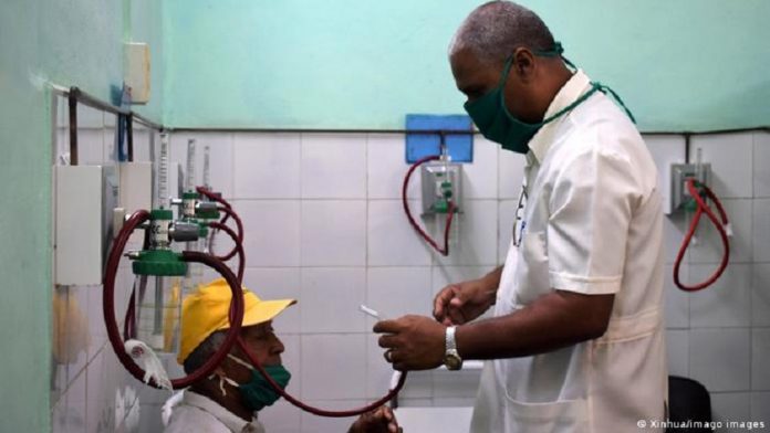 Primero el oxígeno y ahora la falta de camas golpean a los hospitales y los centros de aislamiento para pacientes con COVID-19 en Cuba