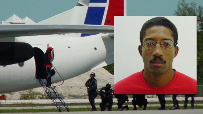 Después de 20 años en prisión en Estados Unidos, sale en libertad el cubano que realizó un espectacular secuestro de un avión en Cuba