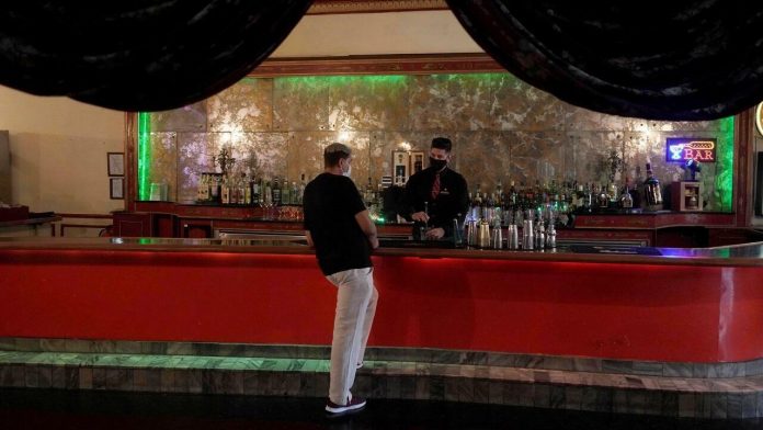 Reabrirán desde hoy todos los bares y restaurantes en varias provincias de Cuba, incluida La Habana, pero para asistir ahora hay que reservar con un día de antelación
