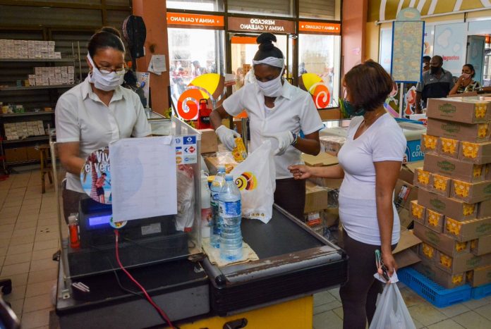 Gobierno cubano vuelve a salir en defensa de las controvertidas tiendas en dólares: 